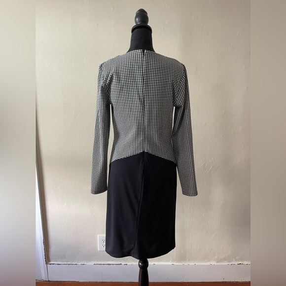 Venus Black/White Houndstooth Dress w/ Gold hardware, zipper back, size 10 - Picture 2 of 6